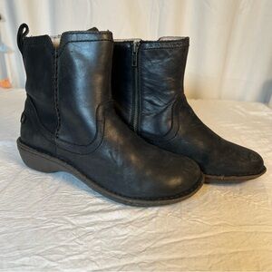 UGG Neevah Black Leather Shearling Lined Short Ankle Zip Boot 1004177 Womens Sz9